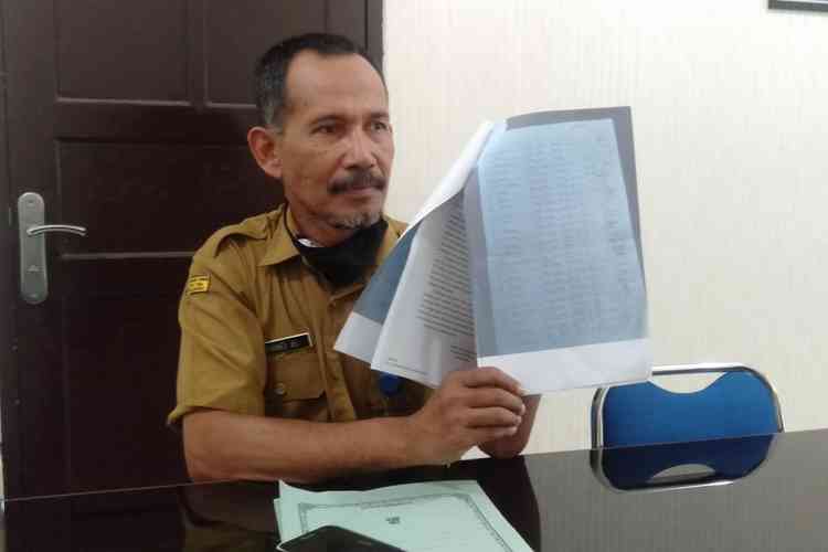 Kepala Bidang Tanaman Pangan, DTPHP Pemkab Malang, Slamet BS, saat menunjukkan data yang telah diberikan ke DLH. (Toski D)