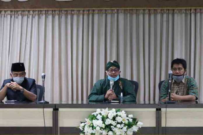 Wali Kota Malang Sutiaji memberikan pengarahan rapat koordinasi tentang PPDB di kantor Dinas Pendidikan, Kamis (30/4). (Humas Pemkot Malang)