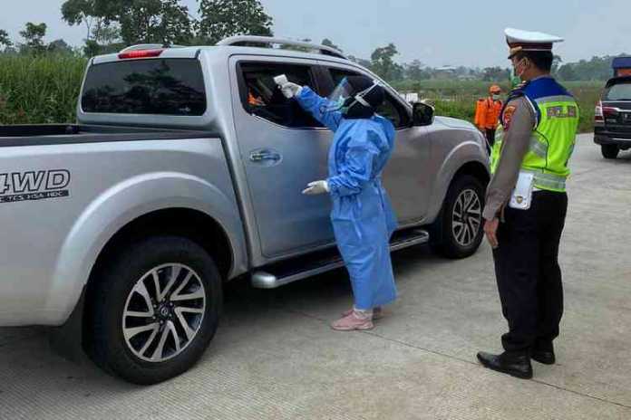 Petugas saat melakukan pengecekan kendaraan di Rest Area Dengkol. (Istimewa)