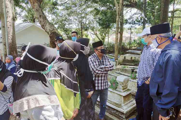 Wali Kota Malang Sutiaji menghadiri pemakaman jenazah suspek Covid-19 di TPU Bunulrejo, Sabtu (11/4). (Humas Pemkot Malang)