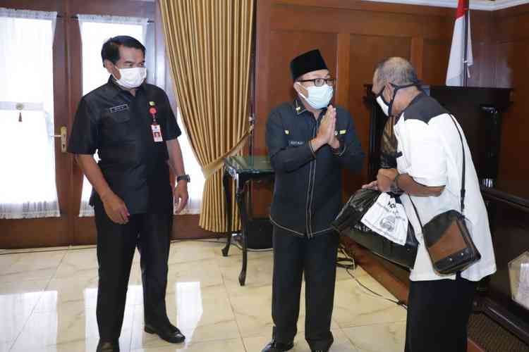 Wali Kota Malang Sutiaji menyerahkan paket bantuan sosial untuk warga terdampak COVID-19 di Balai Kota Malang, Rabu (29/4). (Humas Pemkot Malang)