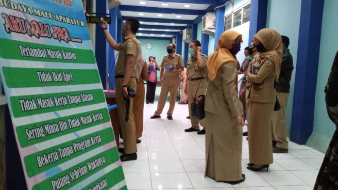 Caption: Suasana sidak di kantor DPUSDA Pemkab Malang. (Istimewa).