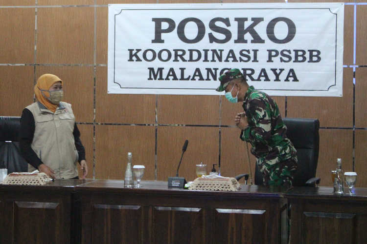 Gubernur Khofifah Indar Parawansa di Kantor Bakorwil III Malang, Sabtu (16/5). (Aziz Ramadani MVoice)