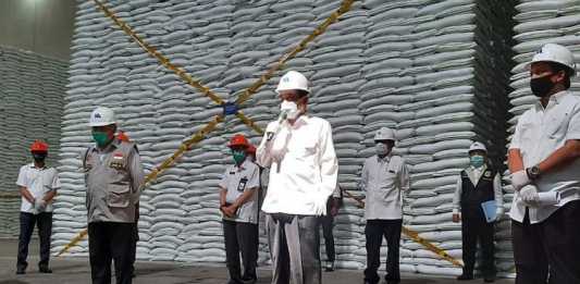 Menteri Perdagangan RI, Agus Suparmanto saat meninjau gudang persediaan gula di PG Kebon Agung, Pakisaji. (Istimewa)
