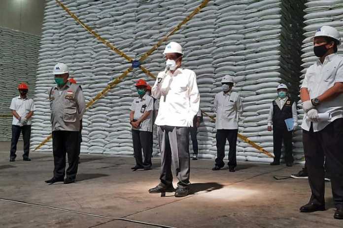 Menteri Perdagangan RI, Agus Suparmanto saat meninjau gudang persediaan gula di PG Kebon Agung, Pakisaji. (Istimewa)