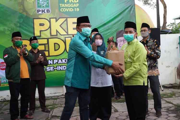 Bantu Masyarakat, PKB Kabupaten Malang Bagi 2000 Paket Sembako
