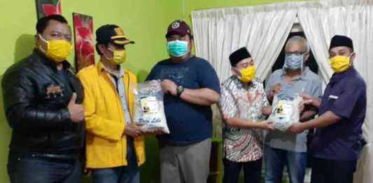 Suryadi saat menyalurkan paket bantuan sembako. (Istimewa).