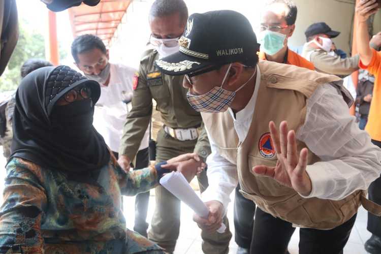 Wali Kota Malang Sutiaji meninjau proses pencarian bantuan dari Kemensos di Kantor Pos Malang, Rabu (6/5). (Humas Pemkot Malang)
