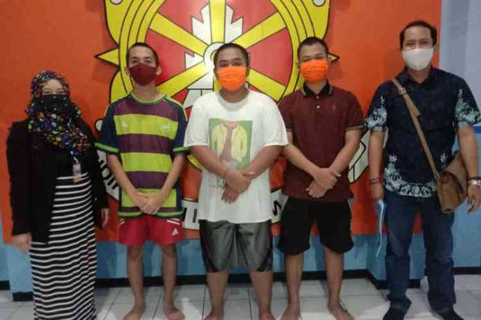 Tiga aktivis Kamisan Malang didampingi LBH Pos Malang usai ditangguhkan penahanannya. (Istimewa)