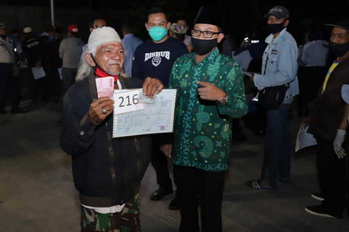 Wali Kota Malang Sutiaji memantau jalannya proses penyaluran bansos. (Humas Pemkot Malang)