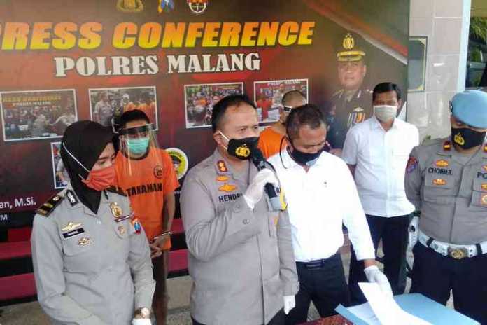 Kapolres Malang AKBP Hendri Umar (Pegang Mic) saat rilis di Polres Malang. (Toski D).