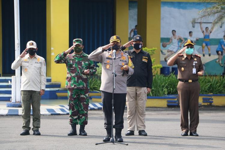 Kapolres Malang AKBP Hendri Umar saat memimpin apel pasukan PSBB. (Istimewa/Humas).