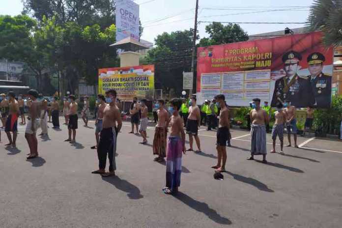 Penangkapan pemuda yang ikut balap liar di Polresta Malang Kota. (deny rahmawan)