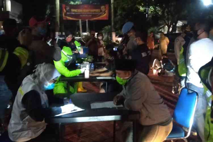 Petugas saat melakukan rapid test di Polres Malang. (Toski D)