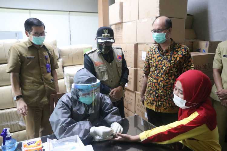 Suasana rapid test sampling beberapa buruh dan manajemen pabrik rokok HM Sampoerna Kota Malang, Senin (4/5). (Humas Pemkot Malang)