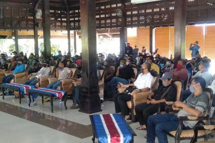 Ratusan Sopir saat berada di Pendopo Kabupaten Malang Jalan Panji Kepanjen. (Toski D).