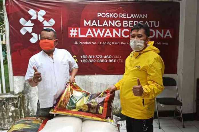 Media Officer Arema FC, Sudarmaji memberikan bantuan bersama Malang Bersatu Lawan Corona. (Istimewa)