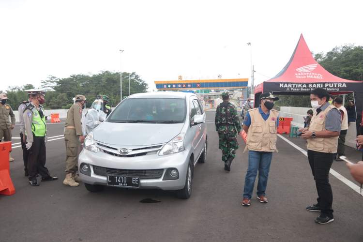 Wali Kota Sutiaji didampingi Forpimda Kota Malang mengecek kesiapan PSBB di check point exit Tol Madyopuro, Sabtu (16/5). (Humas Pemkot Malang)