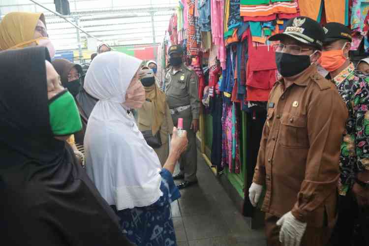Wali Kota Malang Sutiaji mengecek aktivitas di Pasar Bunul dan Pasar Besar Malang pada penerapan PSBB hari kedua, Senin (18/5). (Humas Pemkot Malang)