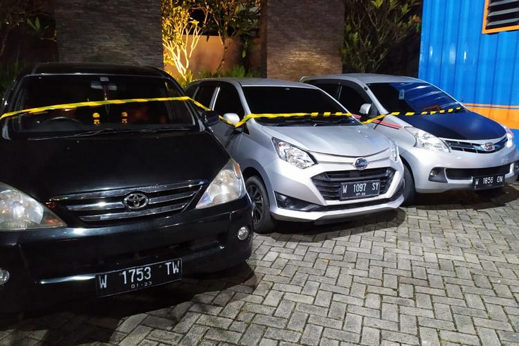 Tiga mobil yang tertahan di Posko Check Point pintu utara Kota Malang. (deny rahmawan)