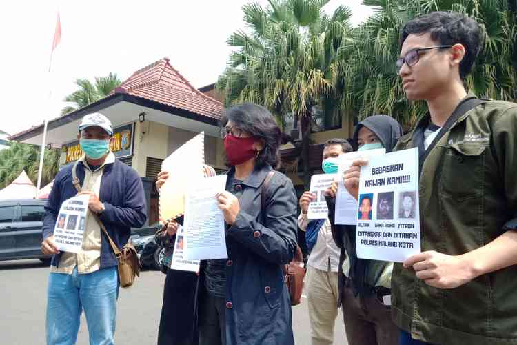 Tim Advokasi YLBHI LBH Pos Malang bersama Suciwati di Mapolresta Malang Kota, beberapa waktu lalu. (Aziz Ramadani MVoice)