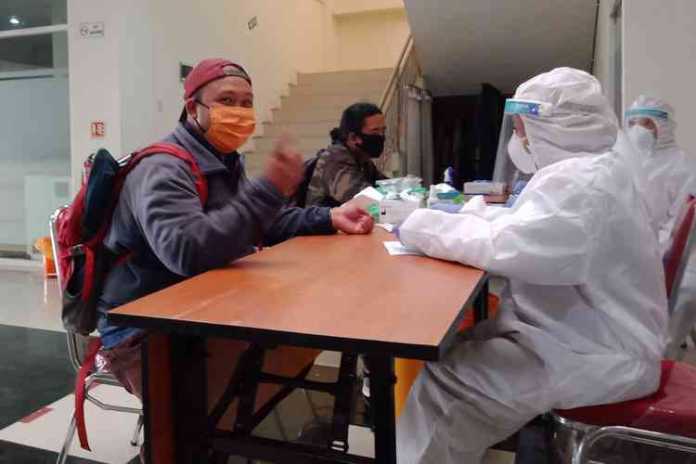 Wartawan mengikuti rapid test di Laboratorium Kesehatan Daerah (Labkesda) Dinas Kesehatan Kota Malang, Senin (18/5). (Aziz Ramadani MVoice)