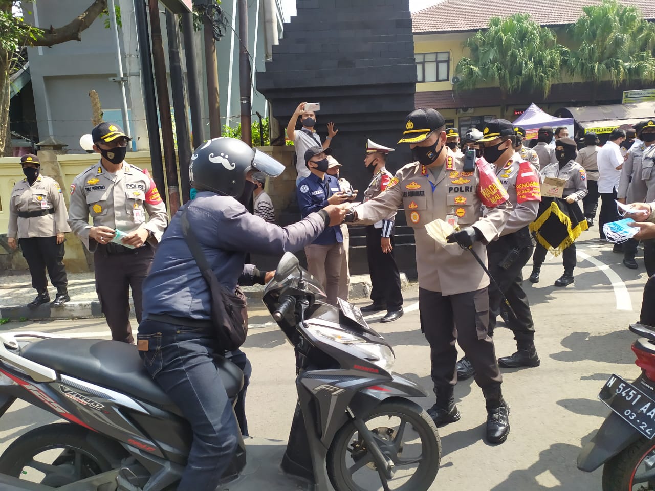 Polresta Malang Kota Bagikan 1.250 Masker Jelang Hari Bhayangkara