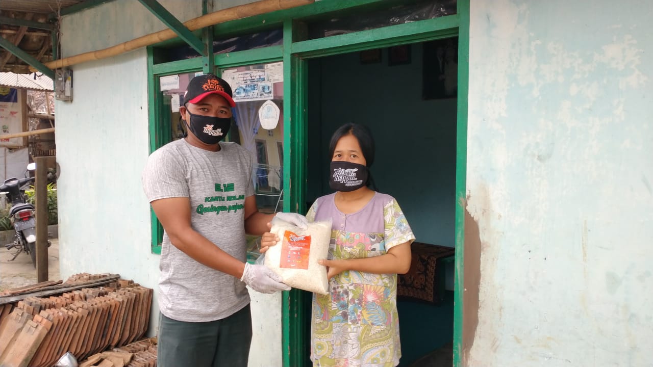 Komunitas Solid Salurkan Bantuan Ribuan Paket Beras dan Masker