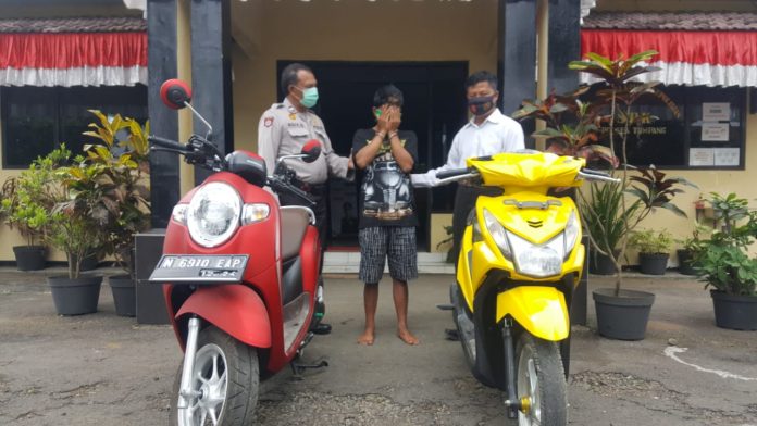 Pelaku bersama barang bukti saat diamankan di Polsek Tumpang. (Istimewa)