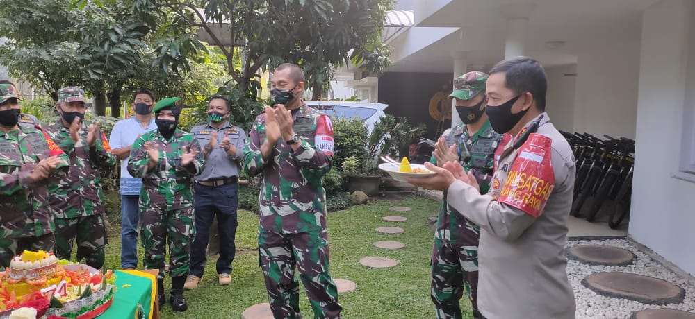 Puluhan Anggota TNI Beri Kejutan HUT ke-74 Bhayangkara di Rumdin Kapolresta Malang Kota