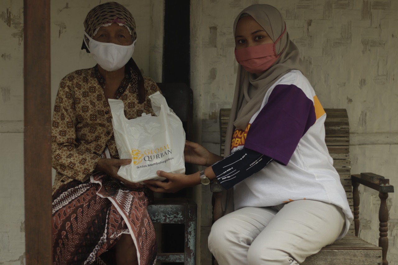 Global Qurban – ACT Malang Terapkan Protokol Kesehatan Bagikan Ratusan Masker Gratis