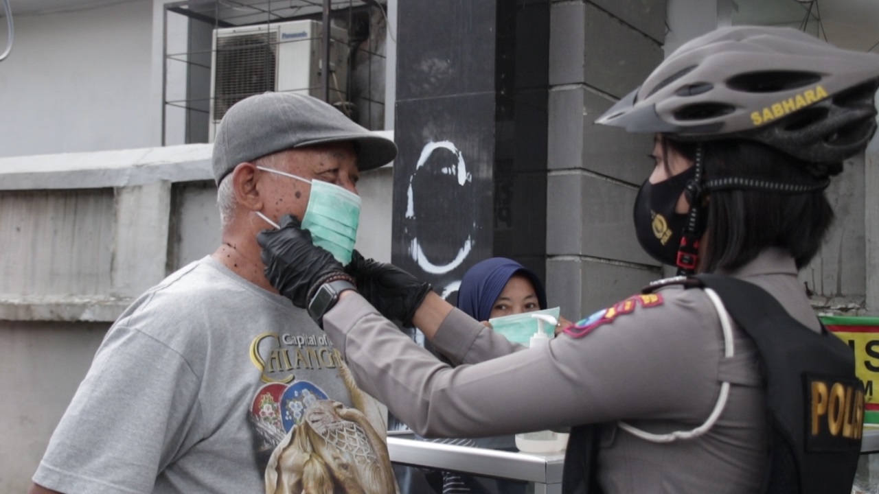 Sambut Hari Jadi ke -72, Polwan Polresta Malang Kota Donor Darah dan Bagi Masker
