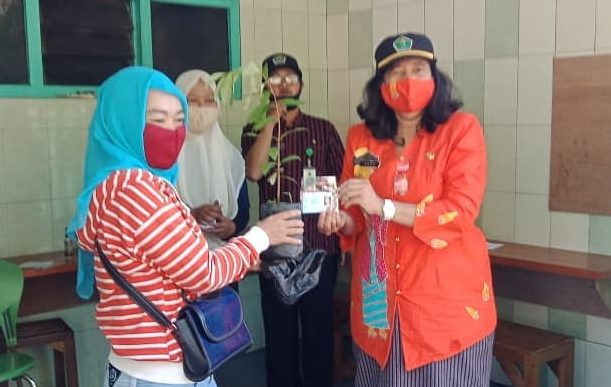 Tak Pakai Masker di Kelurahan Bunulrejo Disanksi Serahkan Bibit Tanaman