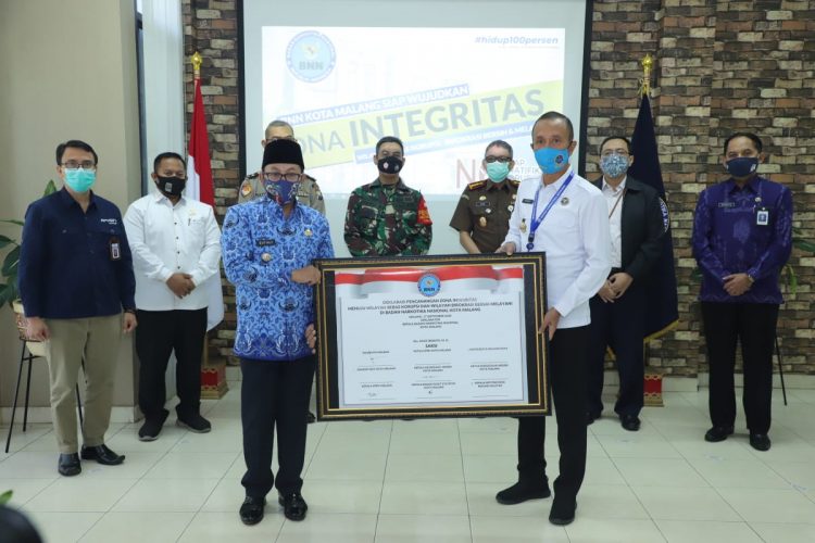 Wali Kota Malang Sutiaji menghadiri penandatanganan komitmen Zona Integritas (ZI) dari BNN Kota Malang di kantor BNN Kota Malang, Kamis (17/9). (Humas Pemkot Malang)