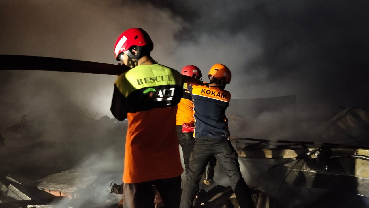 Kebakaran Hebat Gudang Pabrik Karang Ploso, MRI ACT Malang Turunkan Tim DERM