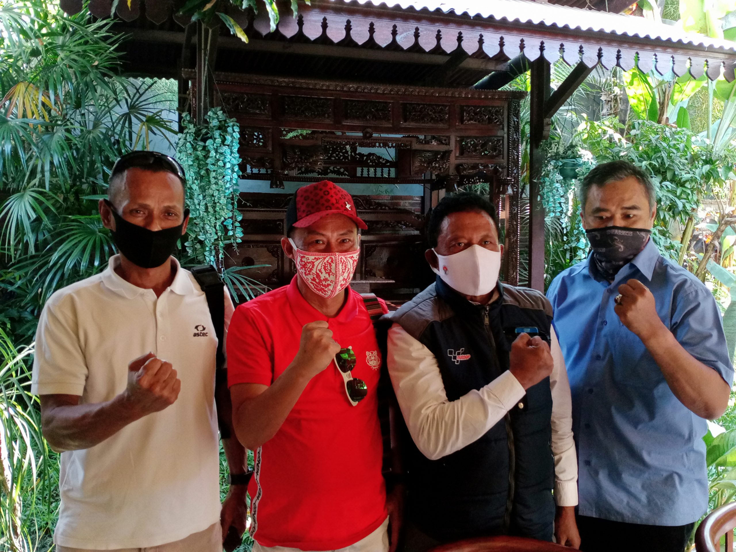 Ketua KONI Kabupaten Malang, H.Rosidyn (kedua dari kanan) saat foto bersama dengan Rektor IBU Nurcholish Sunuyekto (Baju merah). (Toski D).