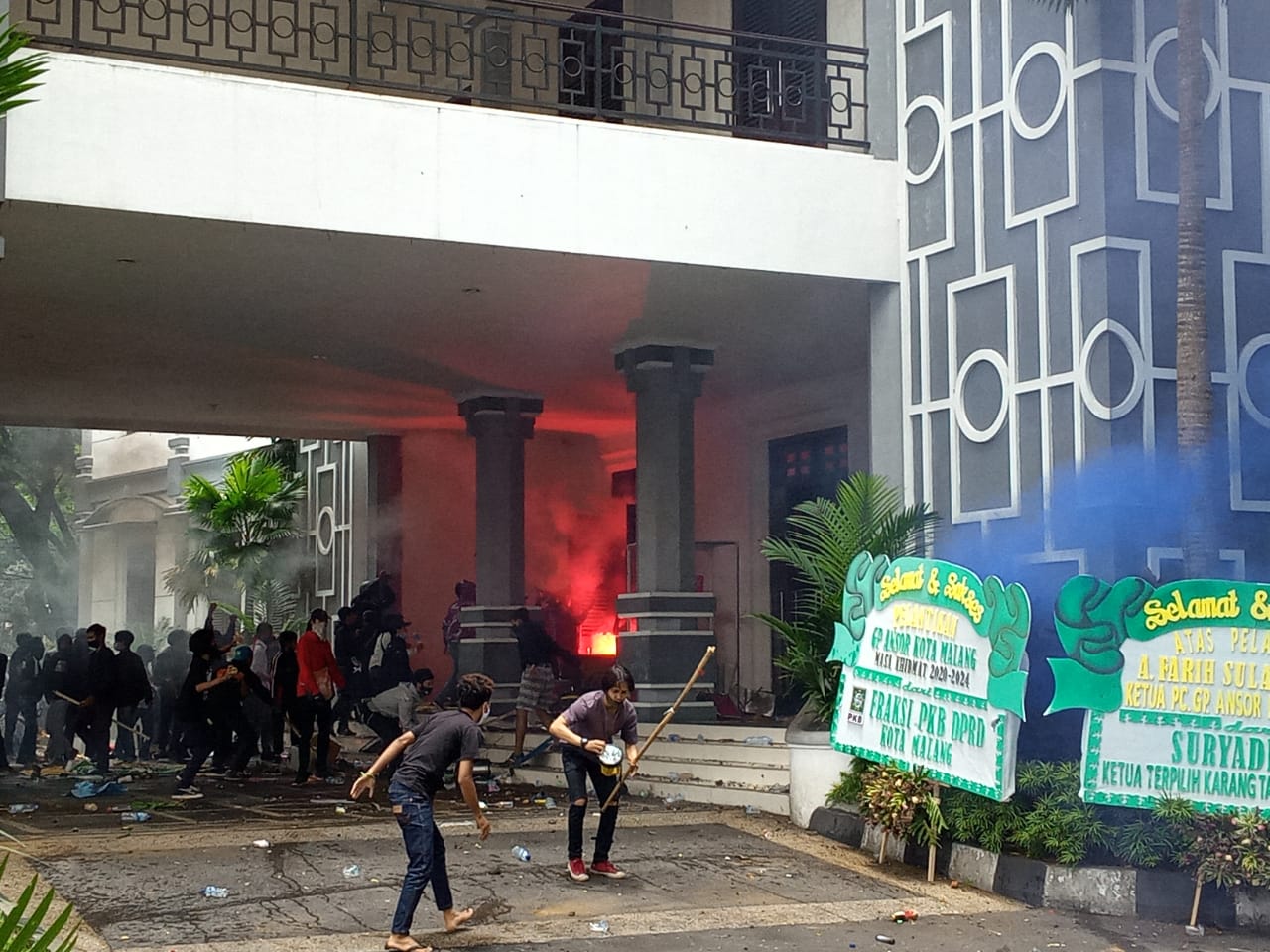 Gedung DPRD Kota Malang Dilempari Petasan dan Batu