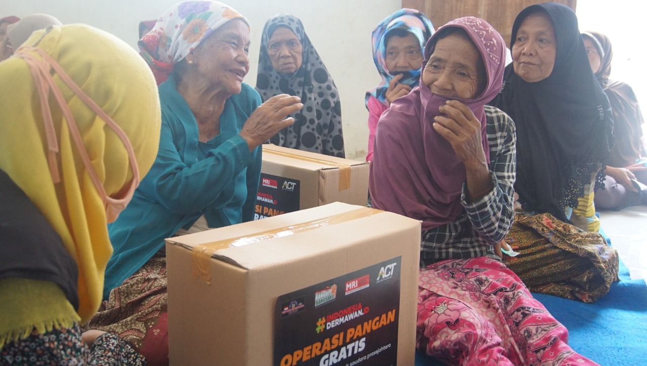 Operasi Pangan Gratis ACT Bersama Komunitas Wapri di Pelosok Wajak