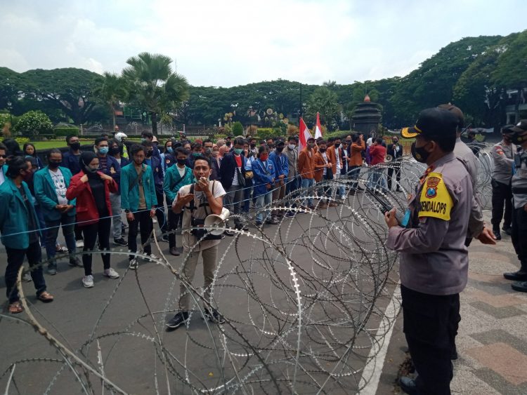 Unjuk Rasa di depan Balai Kota Malang, BEM Malang Raya: Cabut Omnibus Law