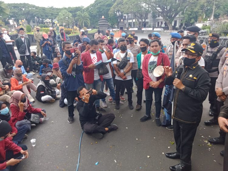 Mahasiswa Desak Wali Kota Sutiaji Tanda Tangani Penolakan Omnibus Law