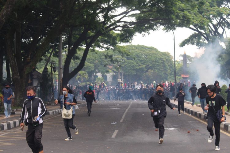 Demonstrasi Tolak UU Cipta Kerja di DPRD Kota Malang Ricuh!