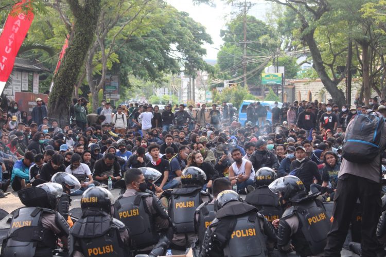 Massa Aksi Minta Dialog dengan DPRD Kota Malang