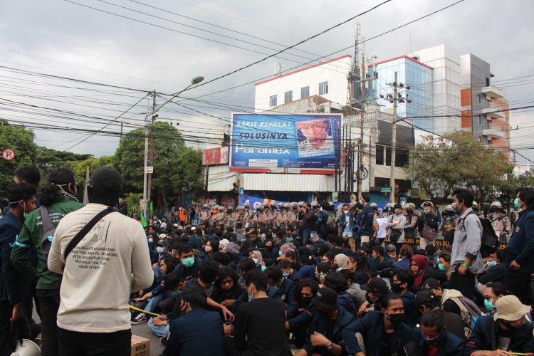 Massa Aksi Omnibus Law Berorasi di Simpang Empat Rajabali