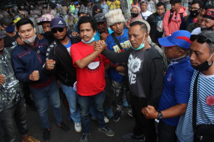 Aremania Mengawal Aksi Lanjutan Aliansi Malang Melawan Omnibus Law