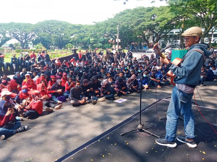 Lagu Iwan Fals Berkumandang di Depan Gedung DPRD Kota Malang