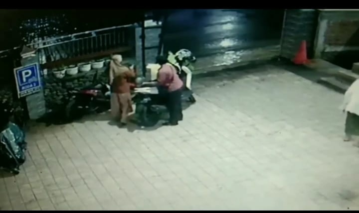 Pasutri Tertangkap CCTV Curi Sepatu di Masjid Kota Batu