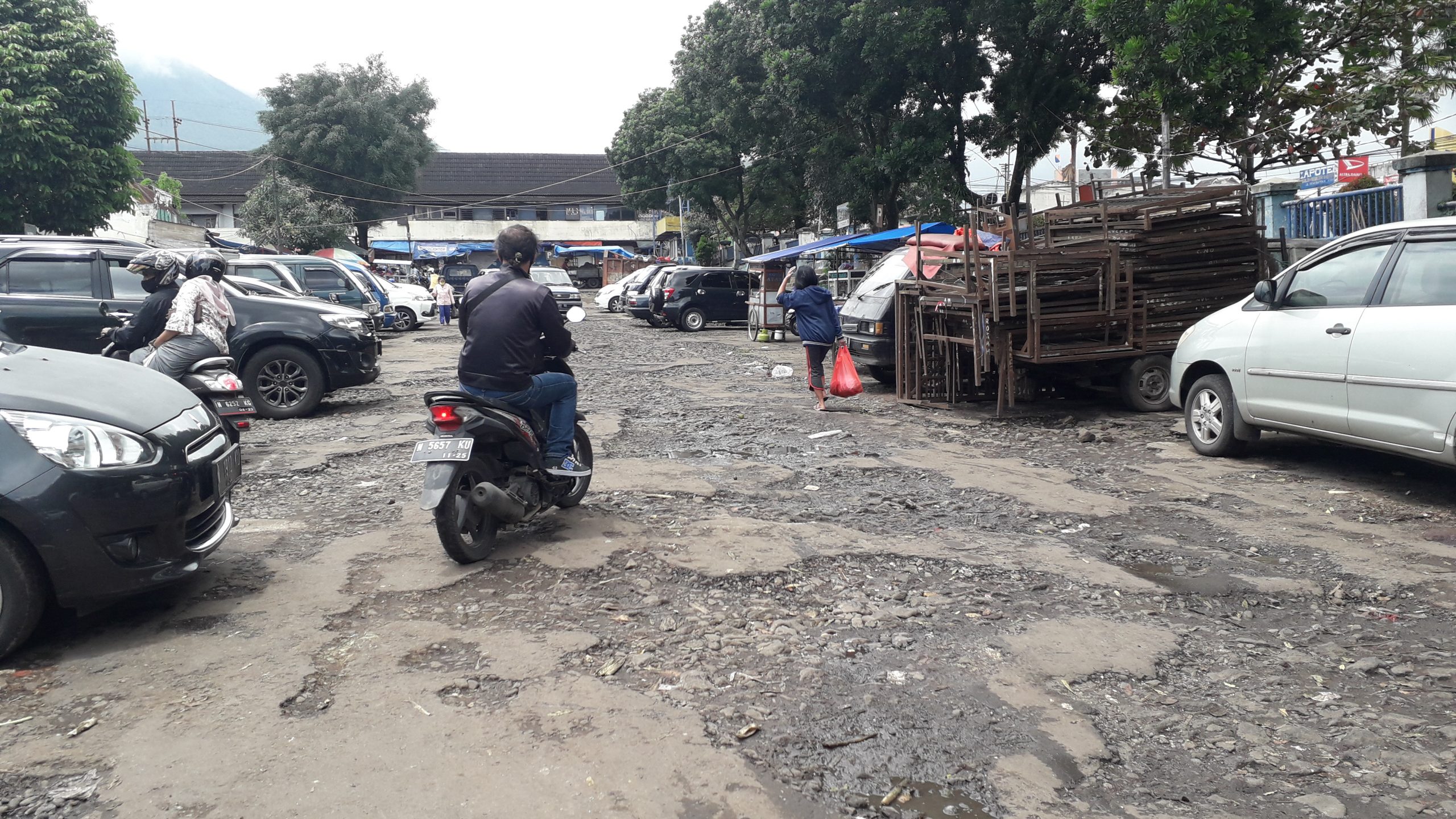 Jalan Pasar Besar Kota Batu Rusak Parah Tanpa Penanganan