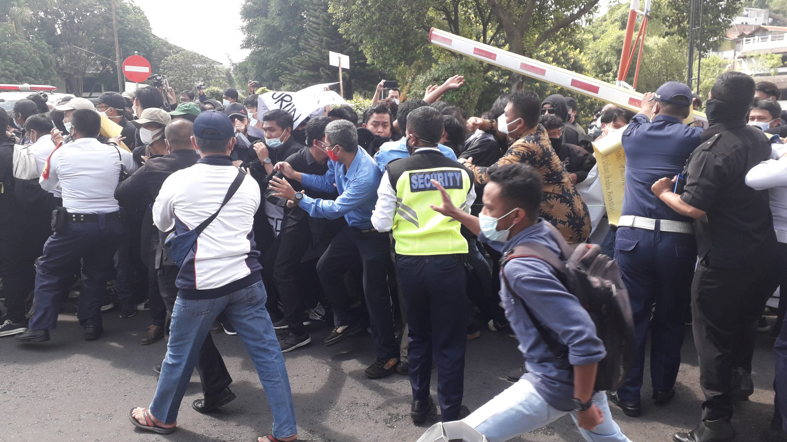 Tuntut Keringangan Selama Pandemi, Demonstran Mahasiswa UMM Unjuk Rasa Dobrak Portal