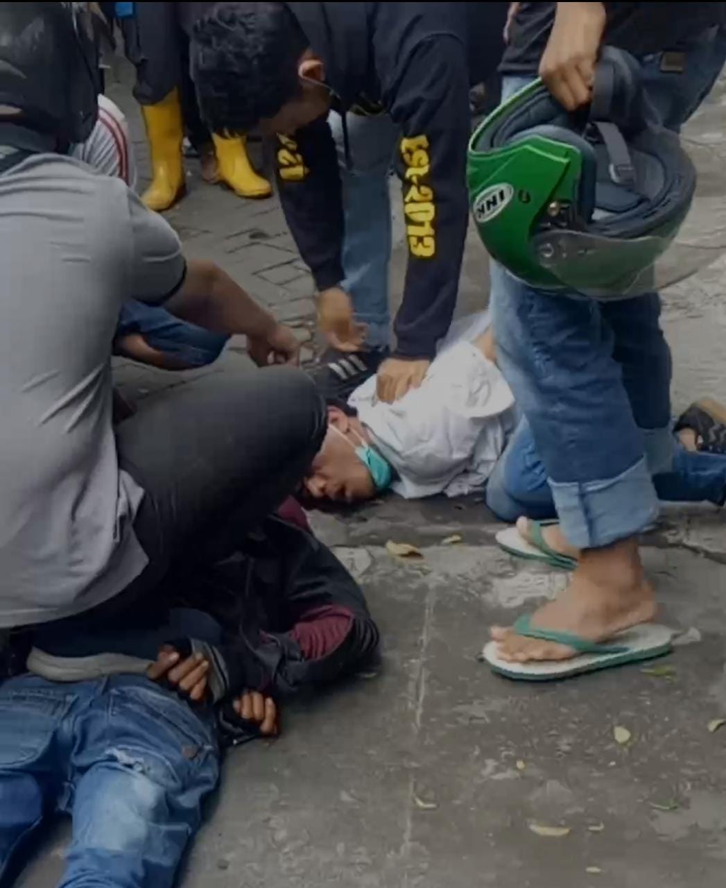 Aksi Polisi Tangkap Diduga Dua Pelaku Curas Hebohkan Warga Sawojajar