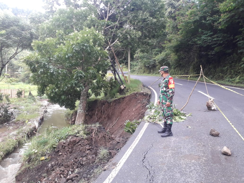 Jalan Kediri-Malang di Pujon Ambrol, Buka Tutup Jalan Diberlakukan